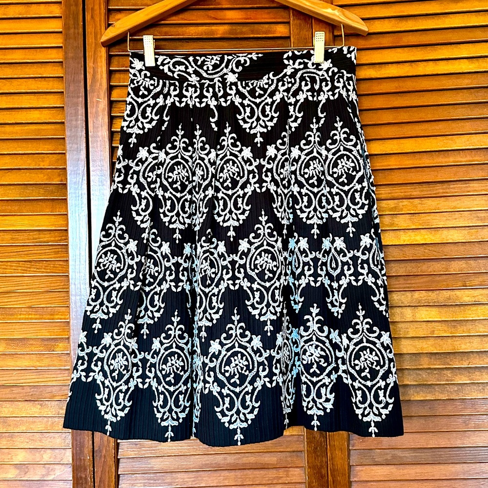 Weill designer black and white embroidered skirt size 10 small.